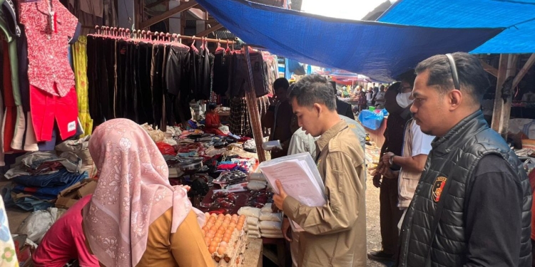 Tim Satgas Saber Sultra bersama Satgas Saber Polres Konsel melakukan pemantauan harga kebutuhan pokok di dua pasar tradisional di Konsel, pada Selasa (24/2). Foto: Dok Istimewa/kendarinesia